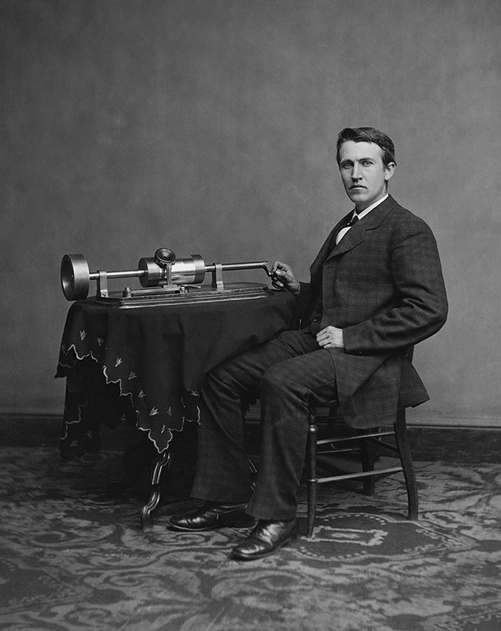 «Музыкальная шкатулка» (фонограф Эдисона) с восковыми валиками для аналоговой записи и воспроизведения информации